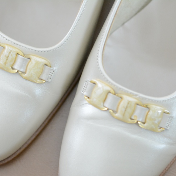 Salvatore Ferragamo Shoes - Vintage Salvatore Ferragamo Classic Pumps 8B